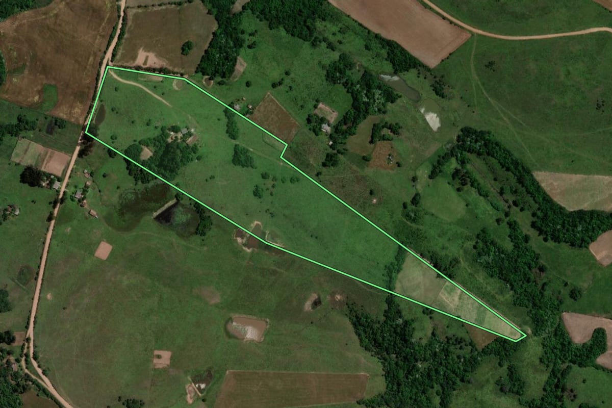 Imagem de satélite do imóvel rural em Jari (RS), com o contorno declarado no CAR desenhado por cima.