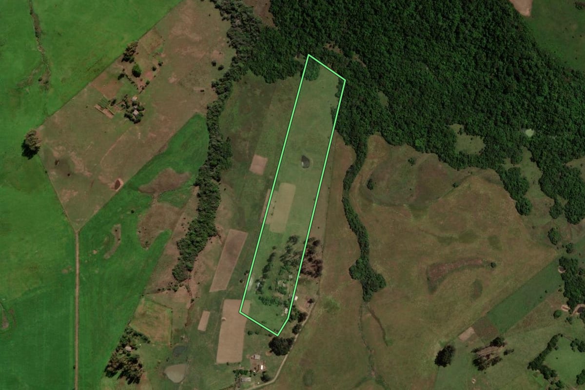 Imagem de satélite do imóvel rural em Jari (RS), com o contorno declarado no CAR desenhado por cima.