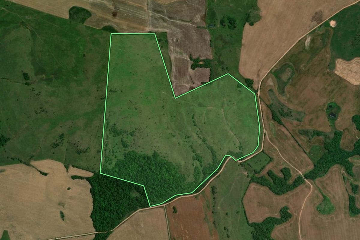 Imagem de satélite do imóvel rural em Jari (RS), com o contorno declarado no CAR desenhado por cima.