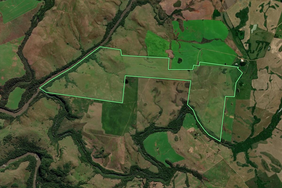 Imagem de satélite do imóvel rural em Jari (RS), com o contorno declarado no CAR desenhado por cima.