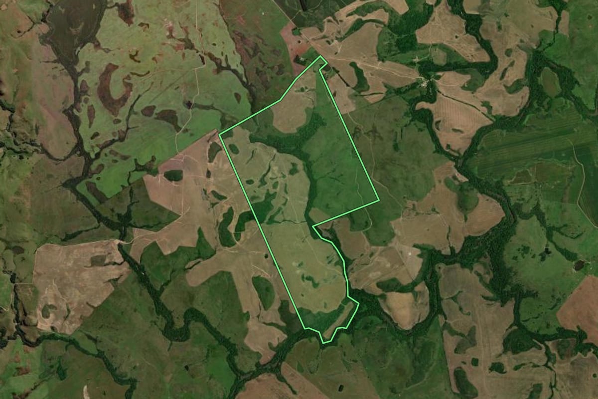 Imagem de satélite do imóvel rural em Jari (RS), com o contorno declarado no CAR desenhado por cima.
