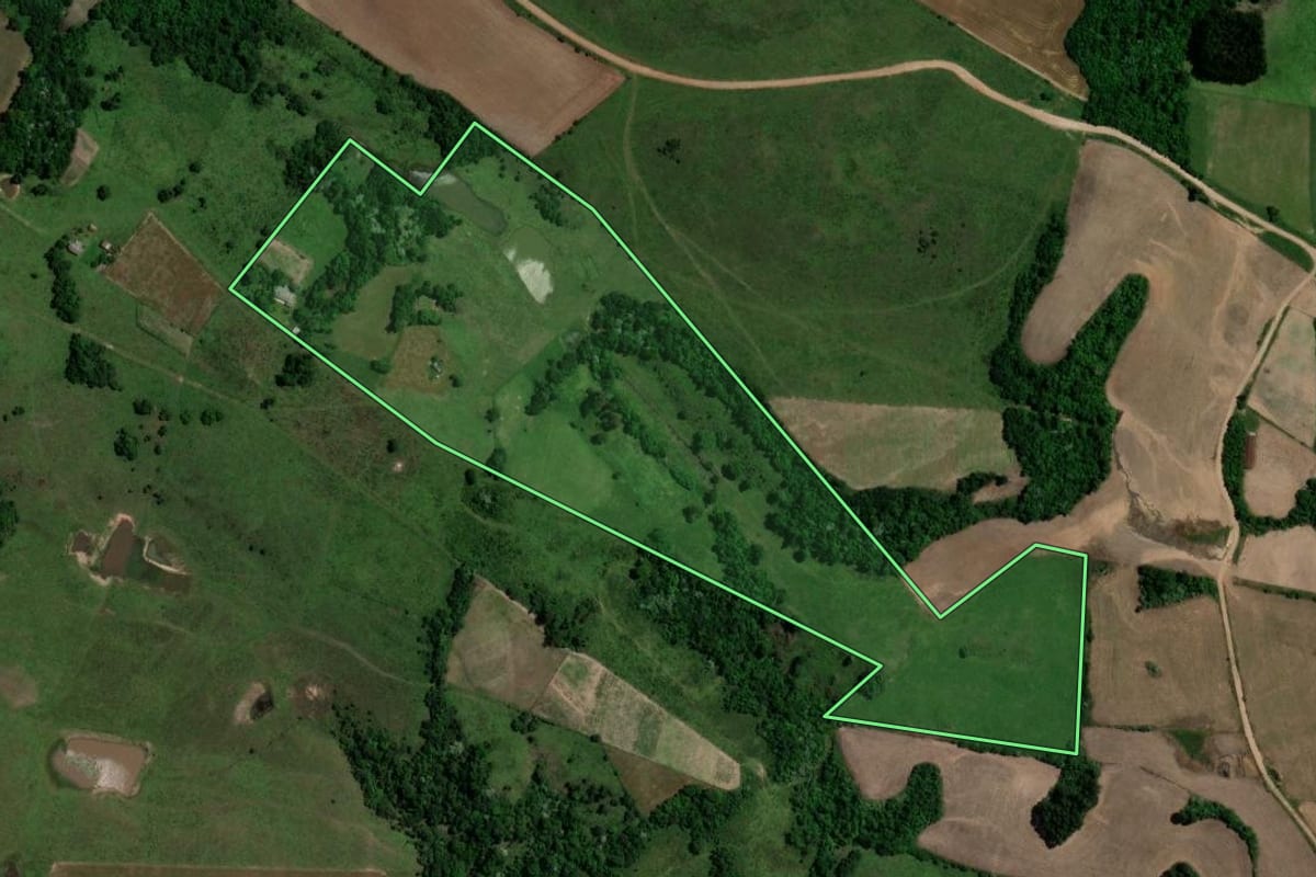 Imagem de satélite do imóvel rural em Jari (RS), com o contorno declarado no CAR desenhado por cima.