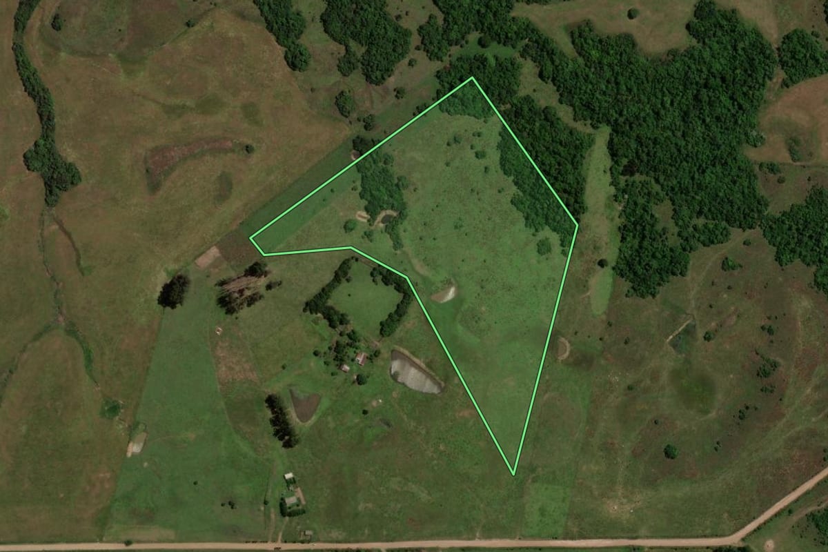 Imagem de satélite do imóvel rural em Jari (RS), com o contorno declarado no CAR desenhado por cima.