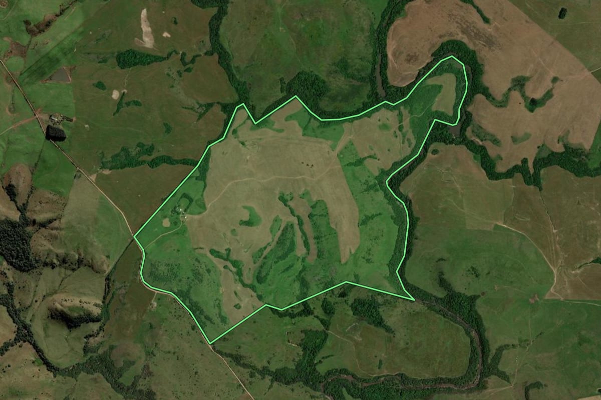 Imagem de satélite do imóvel rural em Jari (RS), com o contorno declarado no CAR desenhado por cima.