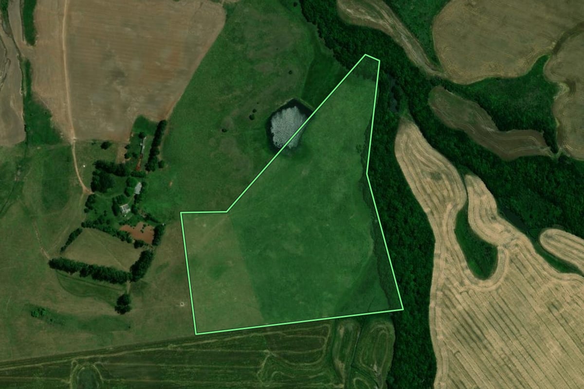 Imagem de satélite do imóvel rural em Jari (RS), com o contorno declarado no CAR desenhado por cima.