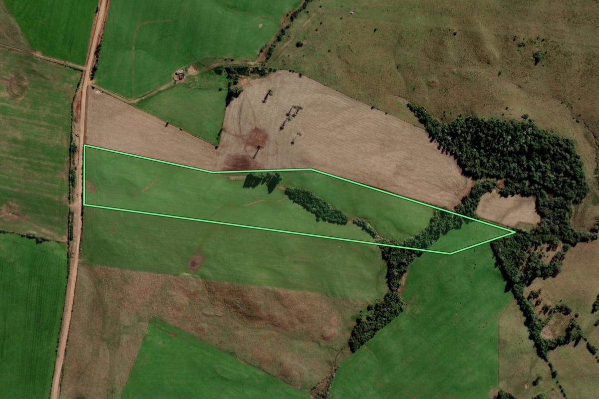 Imagem de satélite do imóvel rural em Jari (RS), com o contorno declarado no CAR desenhado por cima.