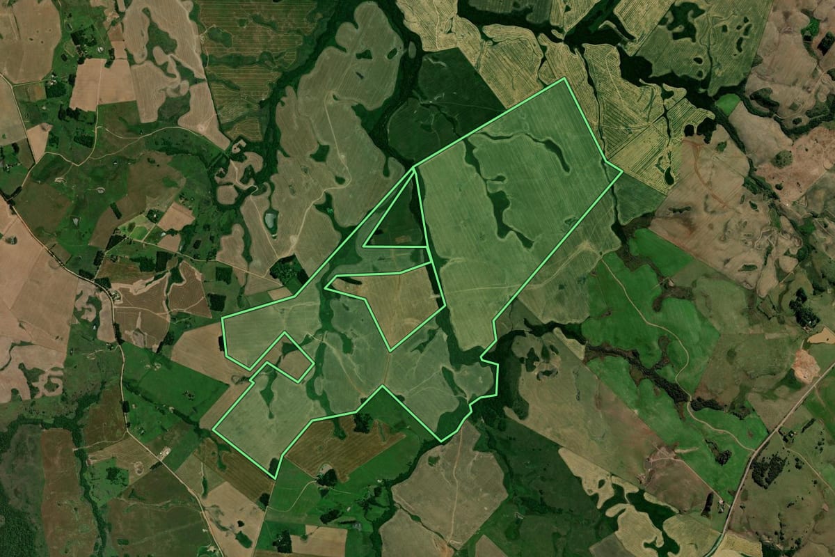 Imagem de satélite do imóvel rural em Jari (RS), com o contorno declarado no CAR desenhado por cima.