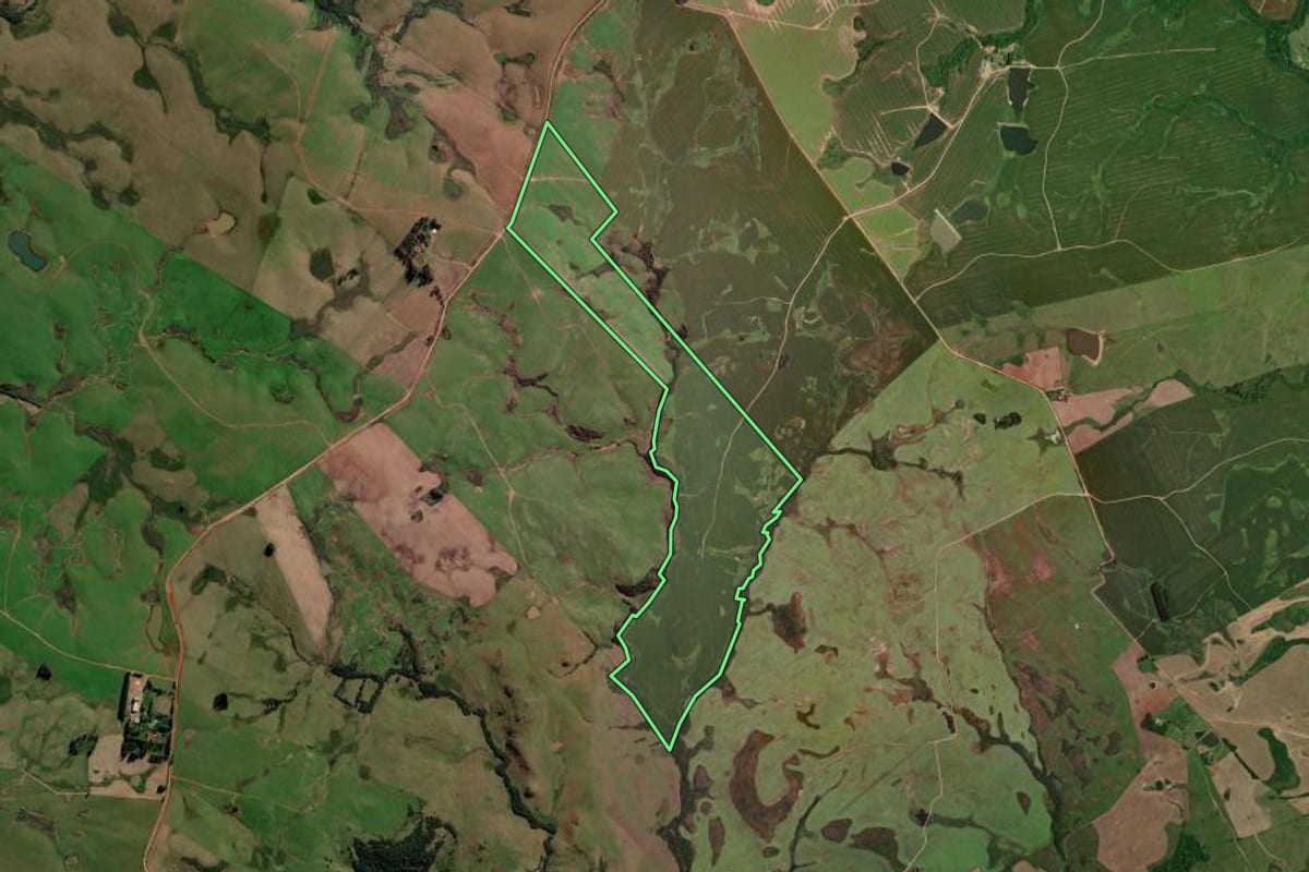 Imagem de satélite do imóvel rural em Jari (RS), com o contorno declarado no CAR desenhado por cima.