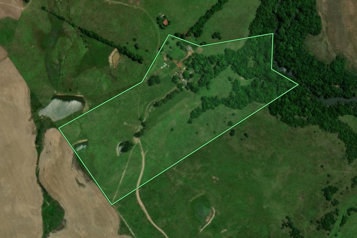 Imagem de satélite do imóvel rural em Jari (RS), com o contorno declarado no CAR desenhado por cima.