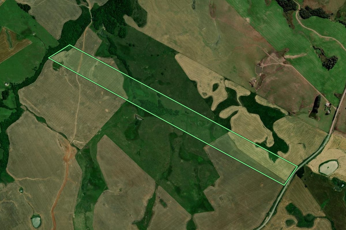Imagem de satélite do imóvel rural em Jari (RS), com o contorno declarado no CAR desenhado por cima.