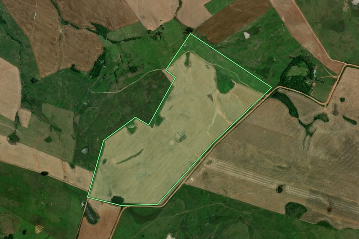 Imagem de satélite do imóvel rural em Jari (RS), com o contorno declarado no CAR desenhado por cima.