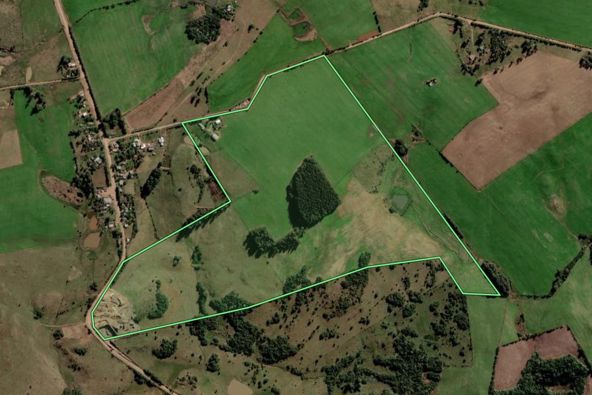 Imagem de satélite do imóvel rural em Jari (RS), com o contorno declarado no CAR desenhado por cima.