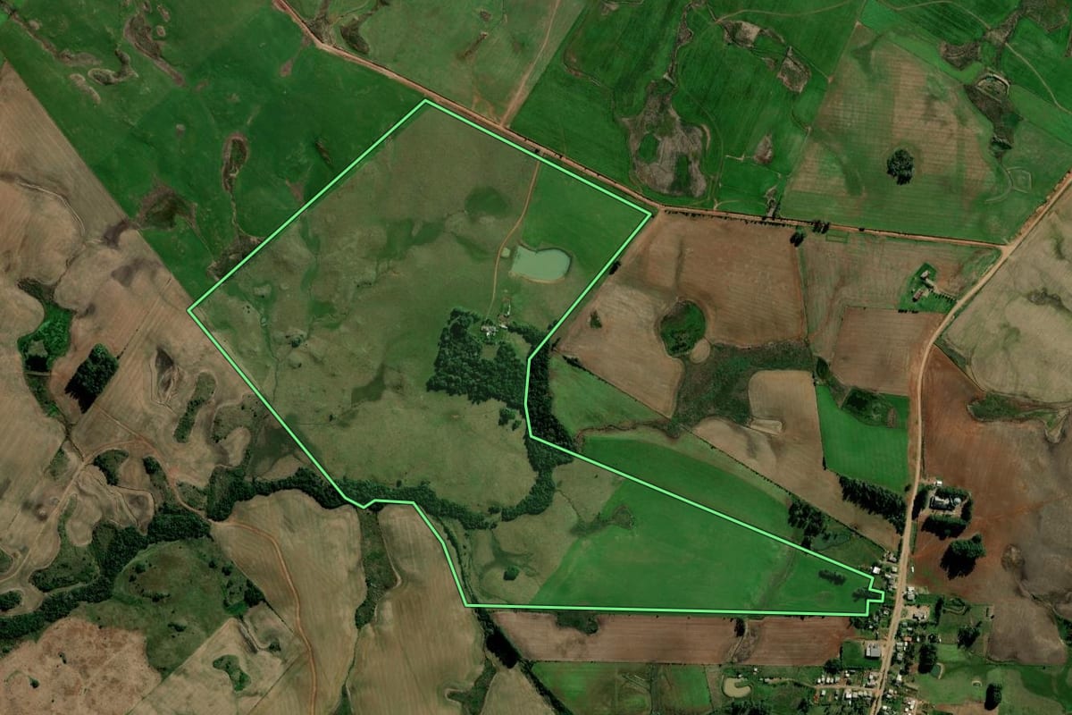 Imagem de satélite do imóvel rural em Jari (RS), com o contorno declarado no CAR desenhado por cima.