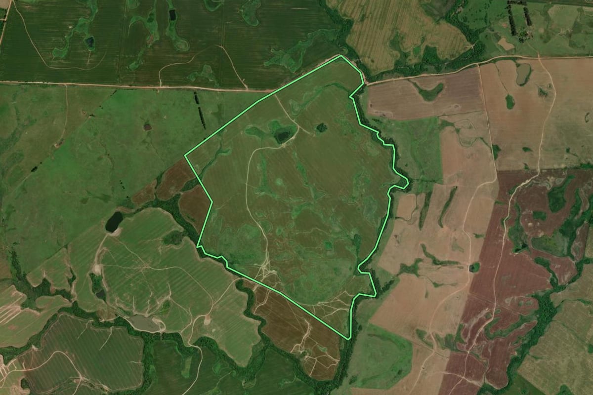 Imagem de satélite do imóvel rural em Jari (RS), com o contorno declarado no CAR desenhado por cima.