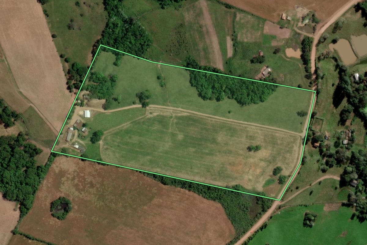 Imagem de satélite do imóvel rural em Jari (RS), com o contorno declarado no CAR desenhado por cima.