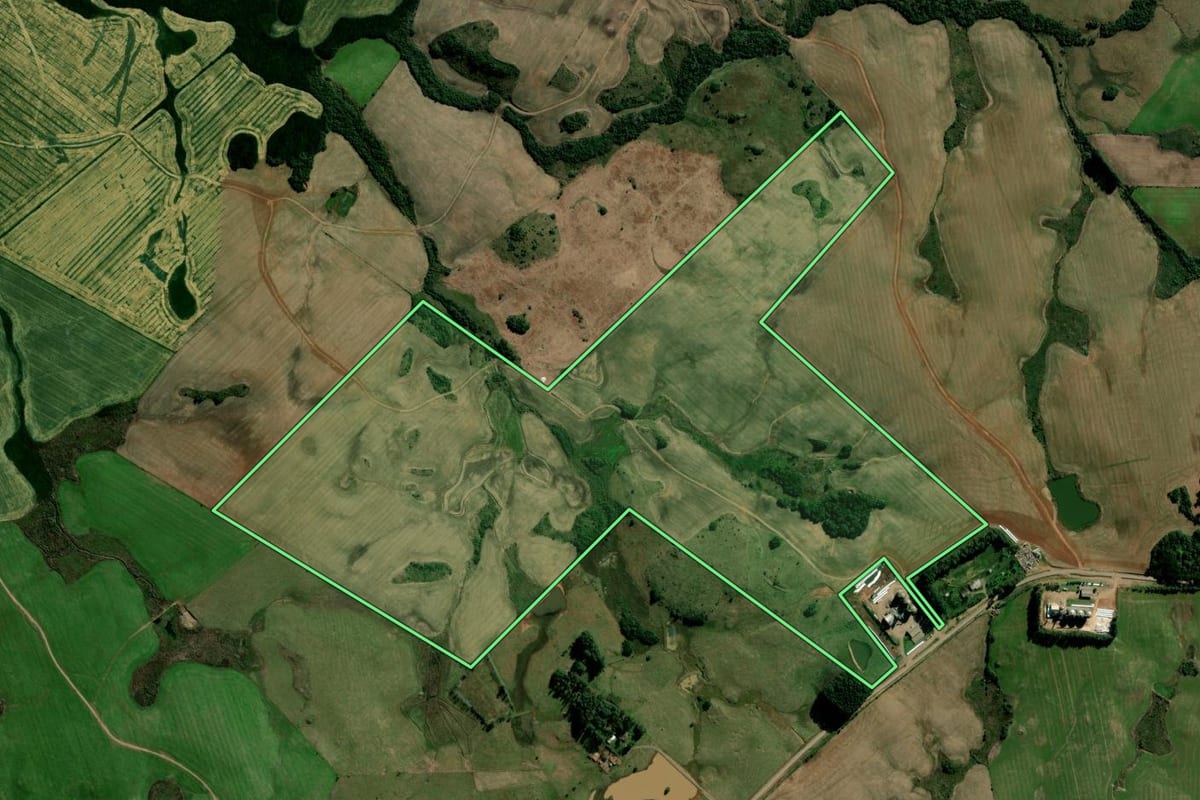 Imagem de satélite do imóvel rural em Jari (RS), com o contorno declarado no CAR desenhado por cima.