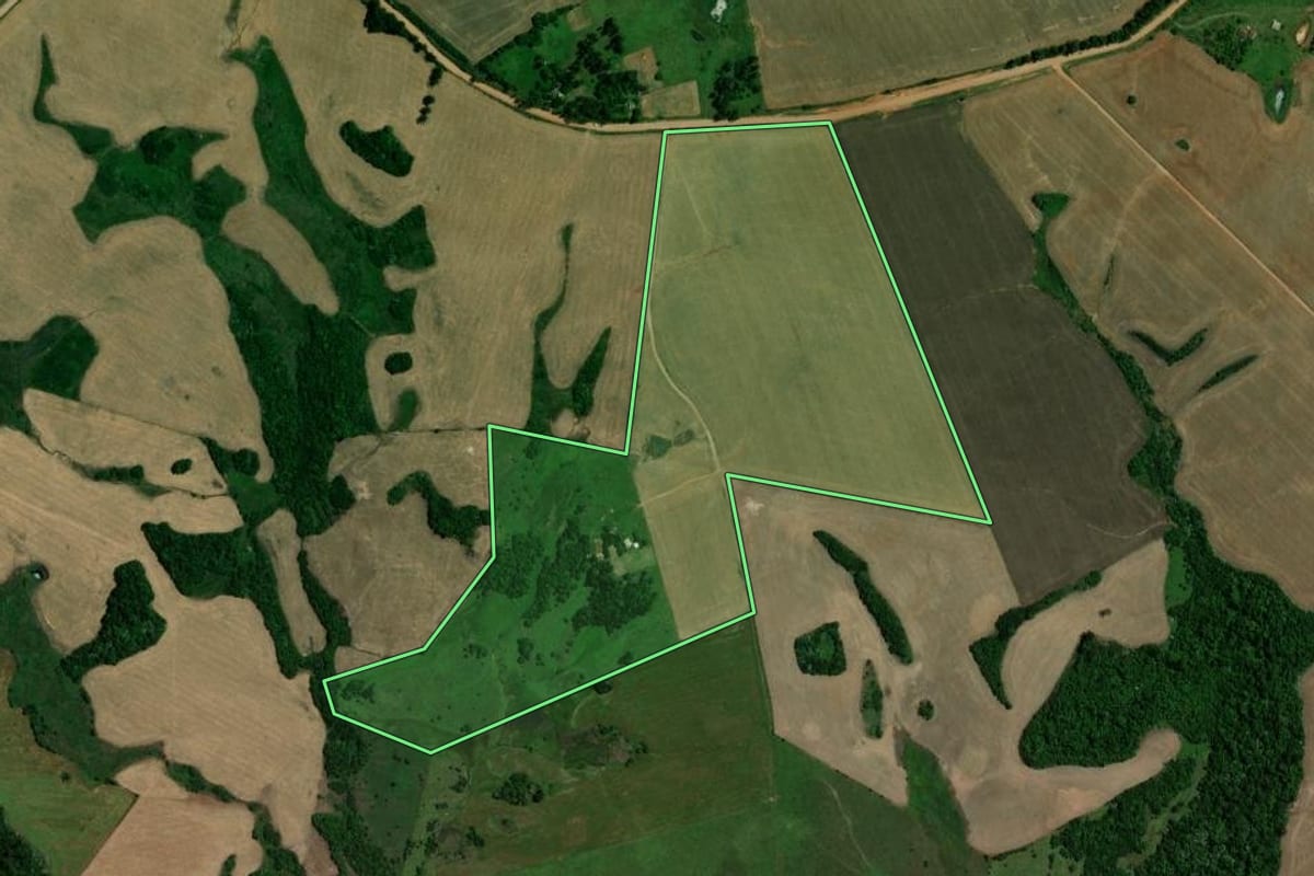 Imagem de satélite do imóvel rural em Jari (RS), com o contorno declarado no CAR desenhado por cima.