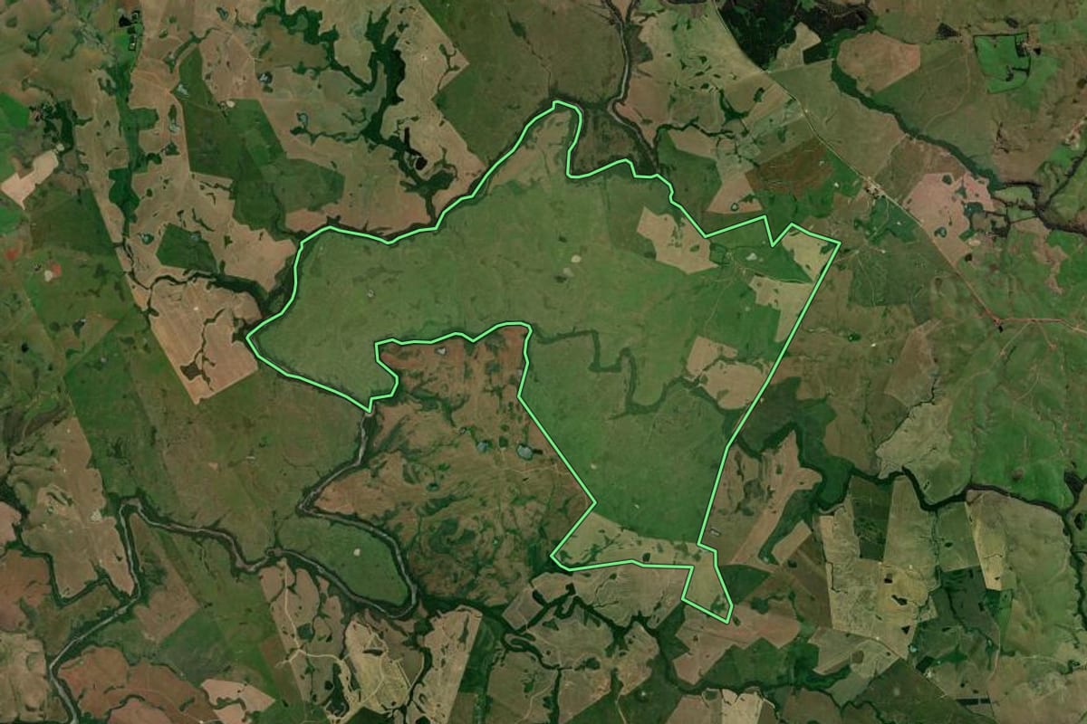 Imagem de satélite do imóvel rural em Jari (RS), com o contorno declarado no CAR desenhado por cima.