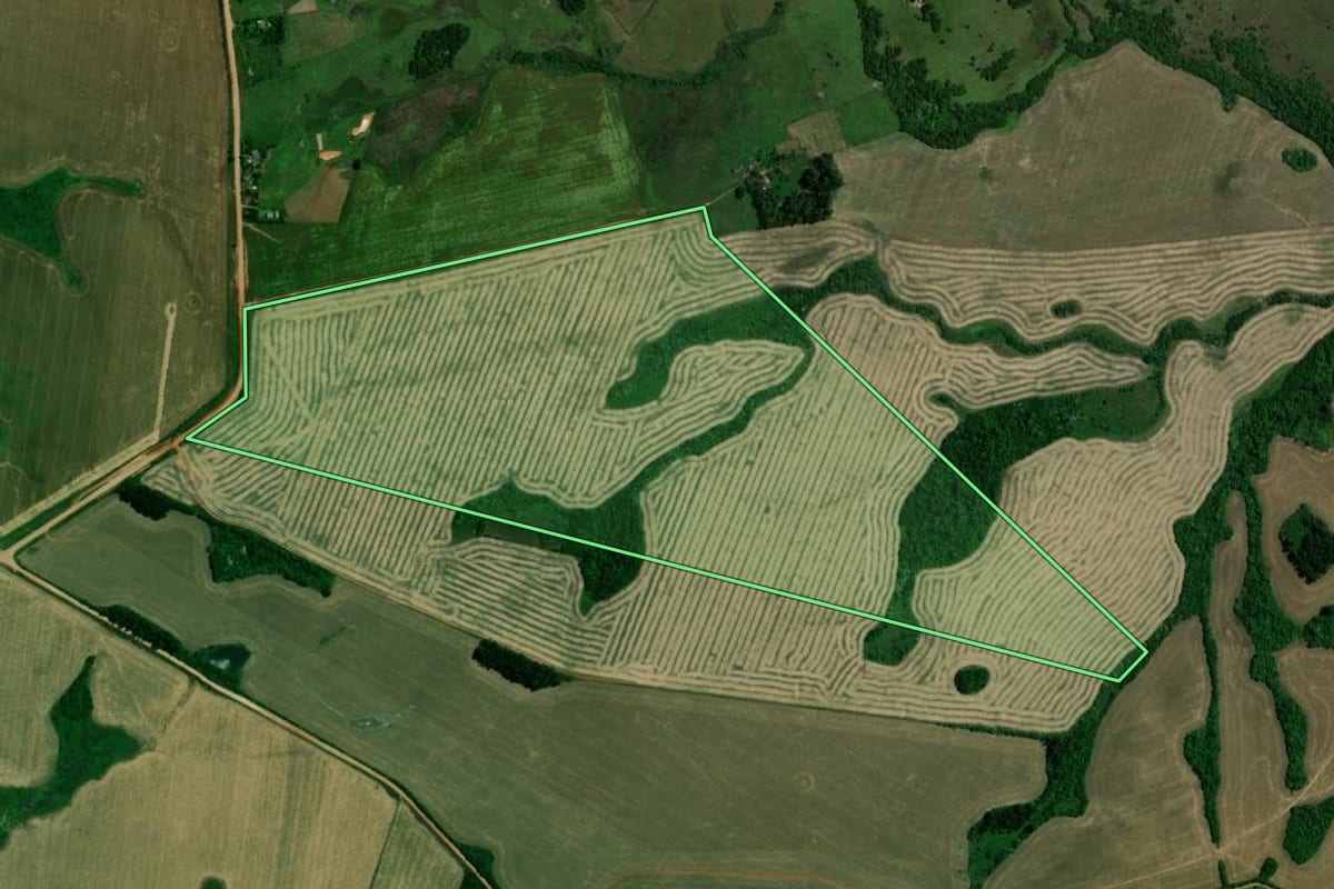 Imagem de satélite do imóvel rural em Jari (RS), com o contorno declarado no CAR desenhado por cima.
