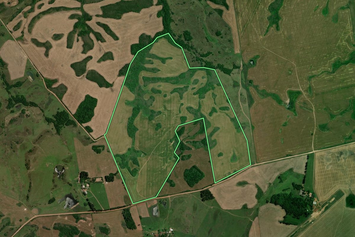 Imagem de satélite do imóvel rural em Jari (RS), com o contorno declarado no CAR desenhado por cima.