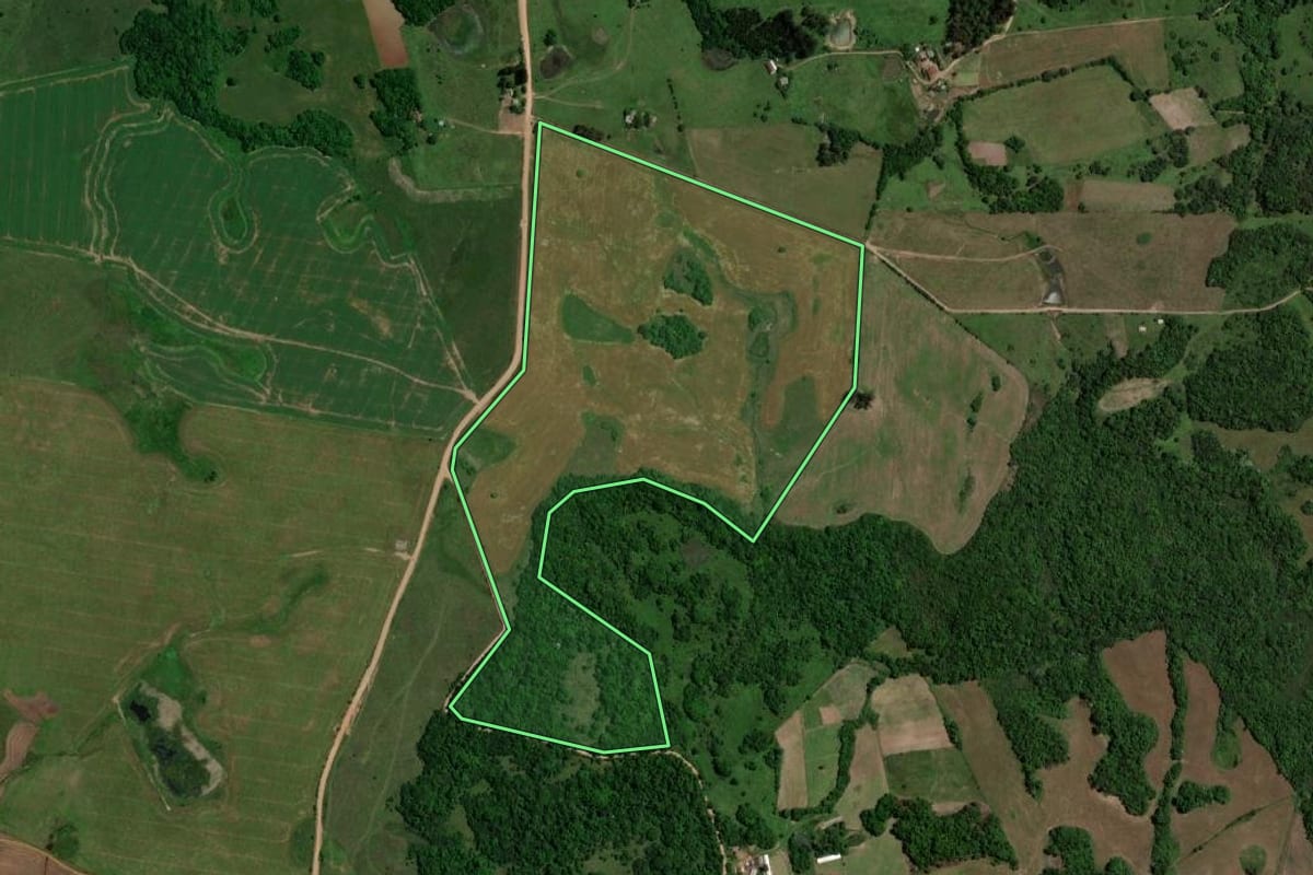 Imagem de satélite do imóvel rural em Jari (RS), com o contorno declarado no CAR desenhado por cima.