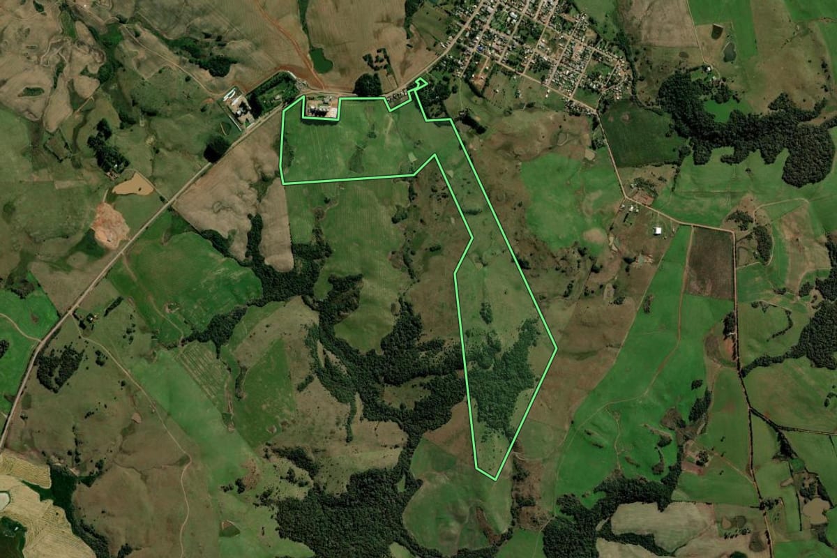 Imagem de satélite do imóvel rural em Jari (RS), com o contorno declarado no CAR desenhado por cima.