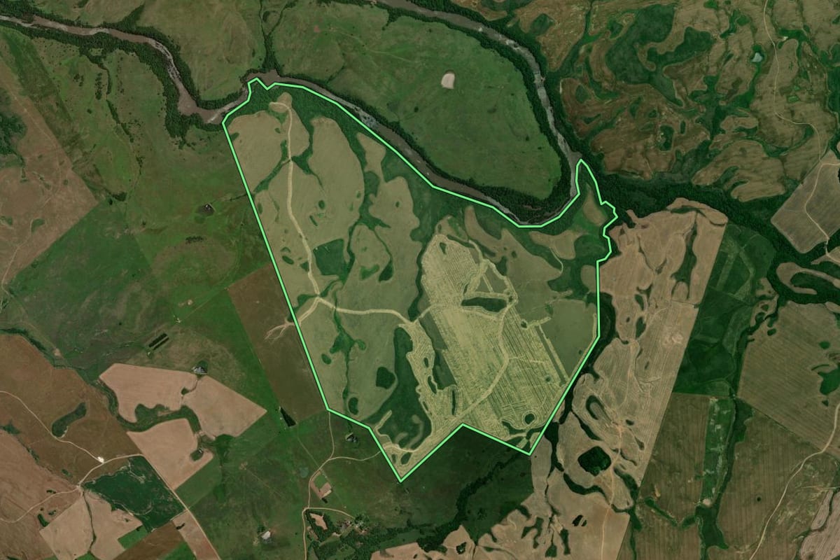 Imagem de satélite do imóvel rural em Jari (RS), com o contorno declarado no CAR desenhado por cima.
