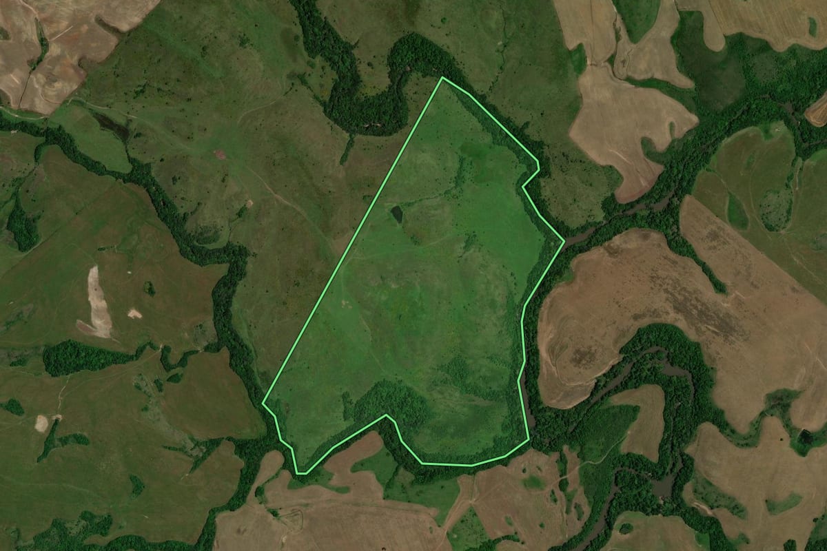 Imagem de satélite do imóvel rural em Jari (RS), com o contorno declarado no CAR desenhado por cima.