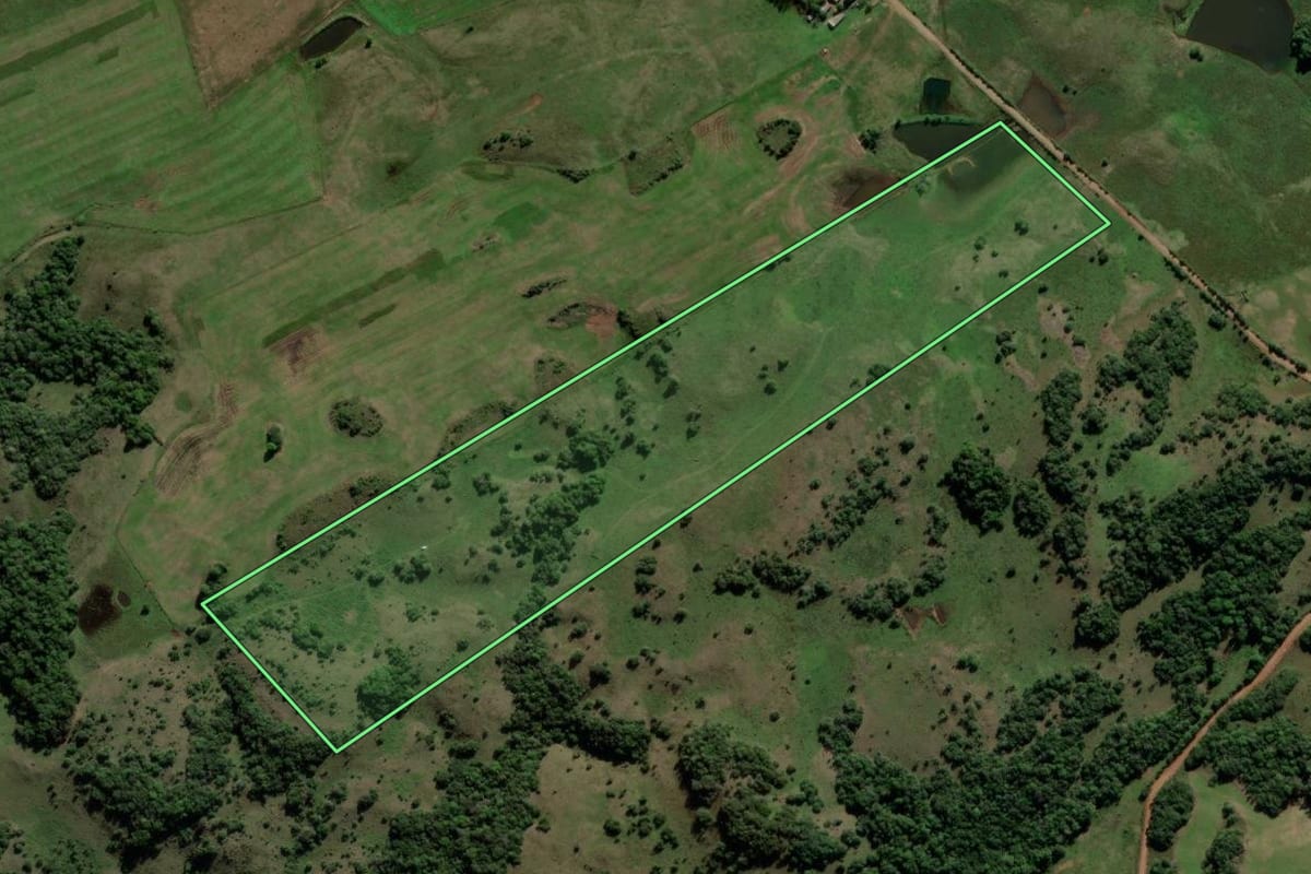 Imagem de satélite do imóvel rural em Jari (RS), com o contorno declarado no CAR desenhado por cima.