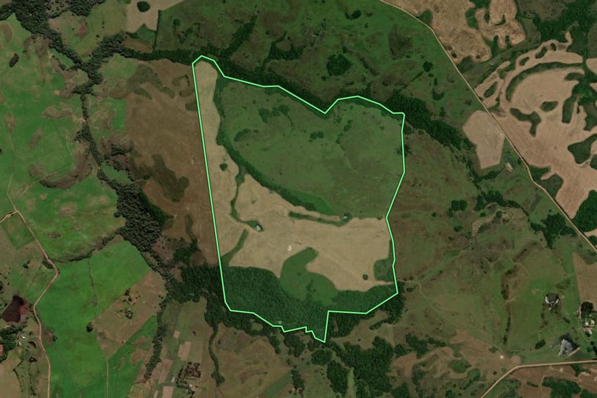 Imagem de satélite do imóvel rural em Jari (RS), com o contorno declarado no CAR desenhado por cima.