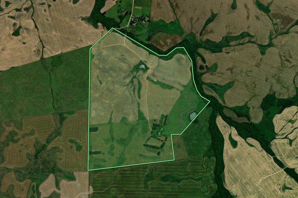 Imagem de satélite do imóvel rural em Jari (RS), com o contorno declarado no CAR desenhado por cima.