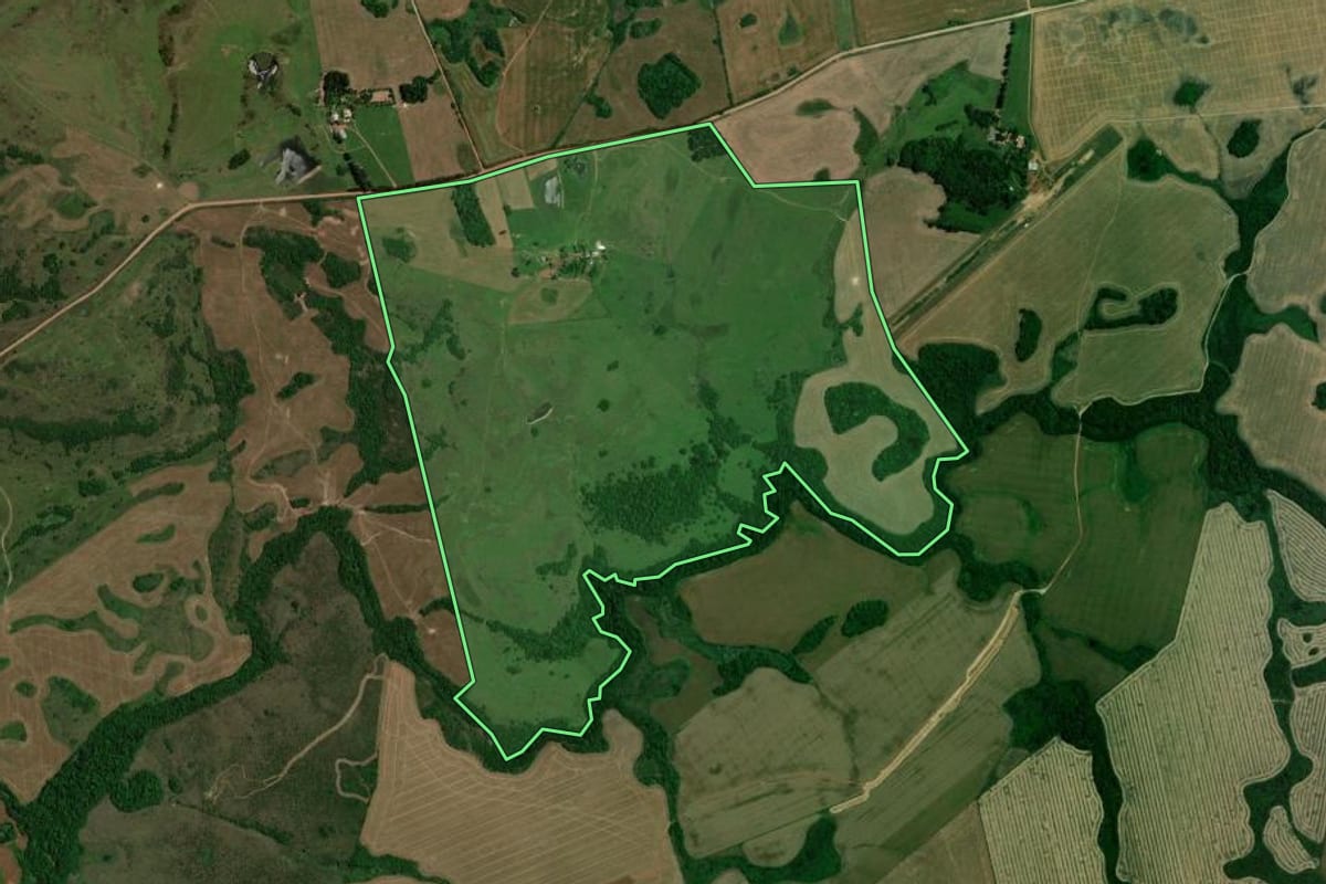 Imagem de satélite do imóvel rural em Jari (RS), com o contorno declarado no CAR desenhado por cima.