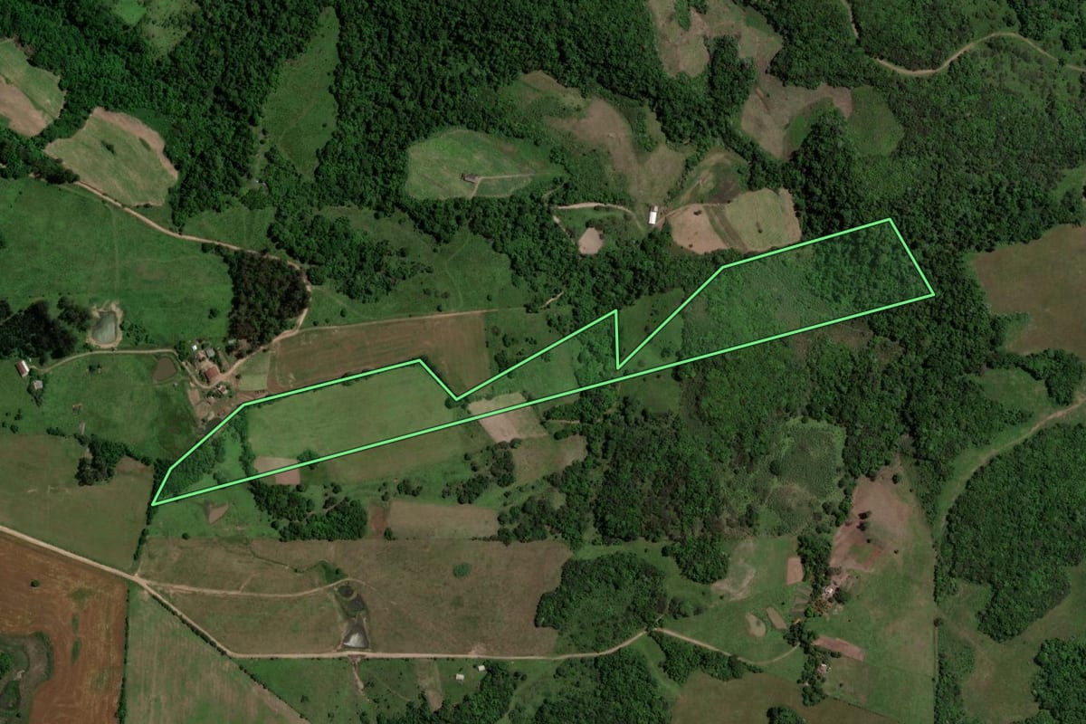 Imagem de satélite do imóvel rural em Jari (RS), com o contorno declarado no CAR desenhado por cima.