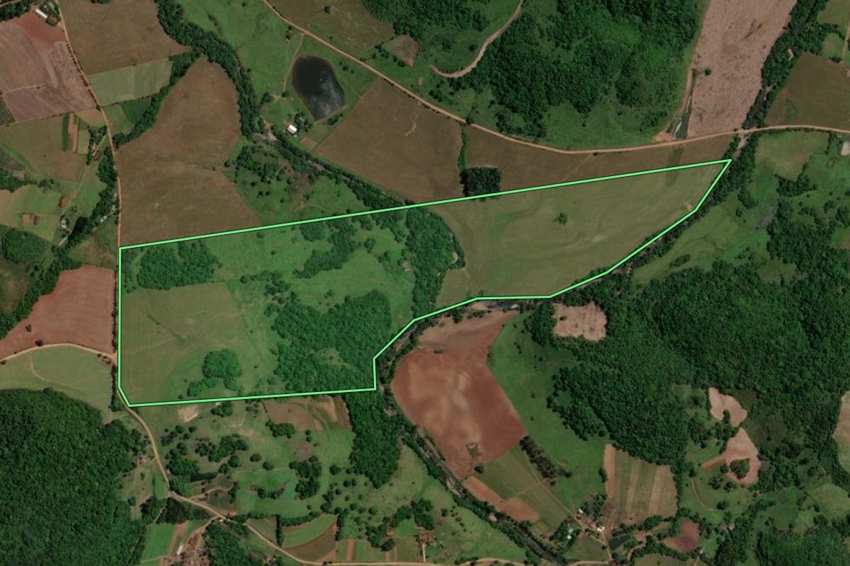 Imagem de satélite do imóvel rural em Jari (RS), com o contorno declarado no CAR desenhado por cima.