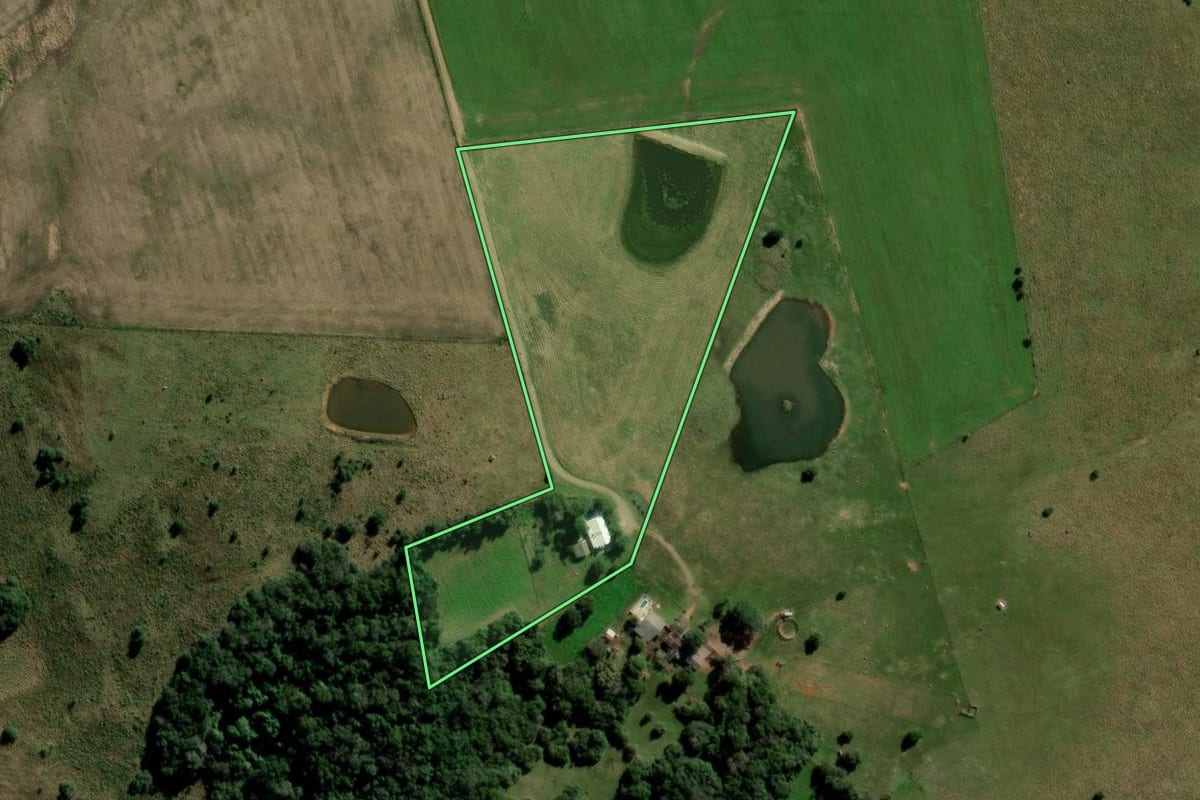 Imagem de satélite do imóvel rural em Jari (RS), com o contorno declarado no CAR desenhado por cima.