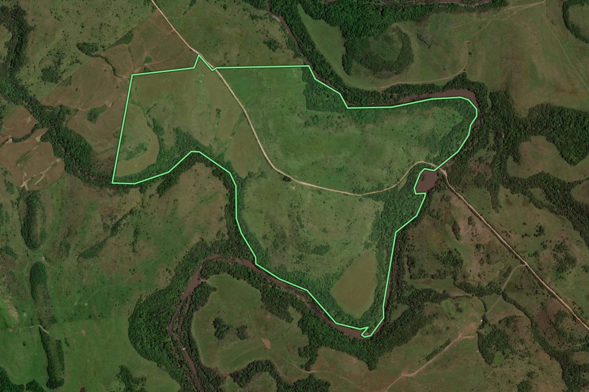 Imagem de satélite do imóvel rural em Jari (RS), com o contorno declarado no CAR desenhado por cima.