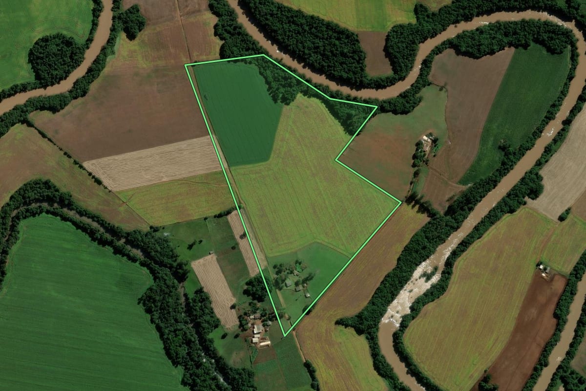 Imagem de satélite do imóvel rural em Jóia (RS), com o contorno declarado no CAR desenhado por cima.
