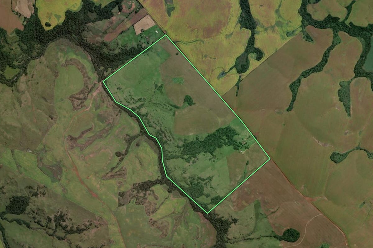 Imagem de satélite do imóvel rural em Jóia (RS), com o contorno declarado no CAR desenhado por cima.