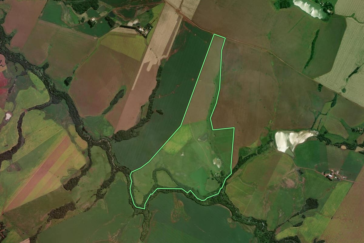 Imagem de satélite do imóvel rural em Jóia (RS), com o contorno declarado no CAR desenhado por cima.