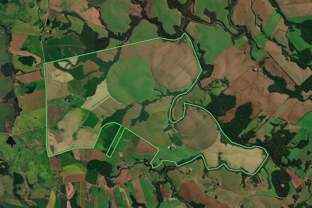 Imagem de satélite do imóvel rural em Jóia (RS), com o contorno declarado no CAR desenhado por cima.