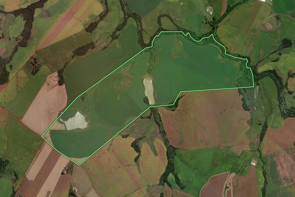 Imagem de satélite do imóvel rural em Jóia (RS), com o contorno declarado no CAR desenhado por cima.