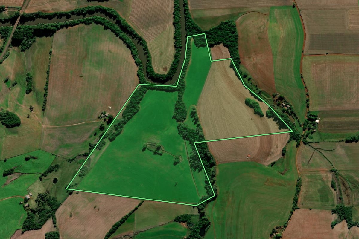 Imagem de satélite do imóvel rural em Jóia (RS), com o contorno declarado no CAR desenhado por cima.