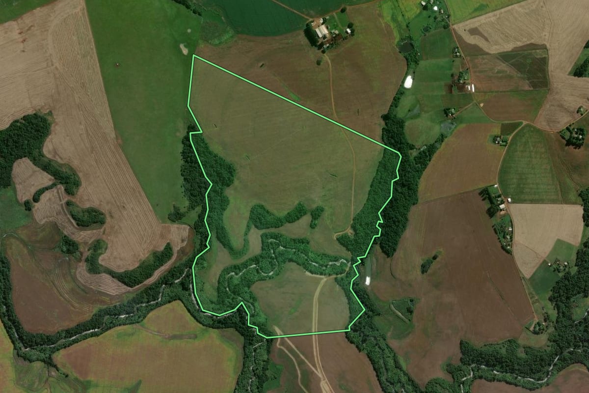 Imagem de satélite do imóvel rural em Jóia (RS), com o contorno declarado no CAR desenhado por cima.