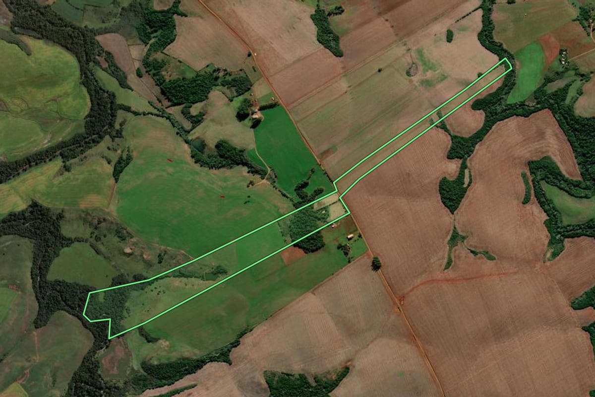 Imagem de satélite do imóvel rural em Jóia (RS), com o contorno declarado no CAR desenhado por cima.