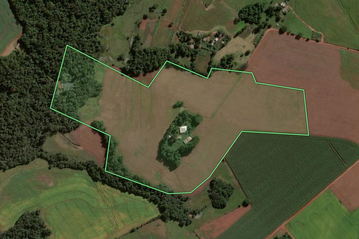 Imagem de satélite do imóvel rural em Jóia (RS), com o contorno declarado no CAR desenhado por cima.