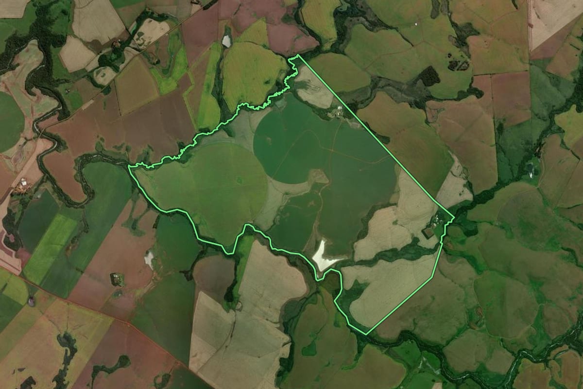 Imagem de satélite do imóvel rural em Jóia (RS), com o contorno declarado no CAR desenhado por cima.