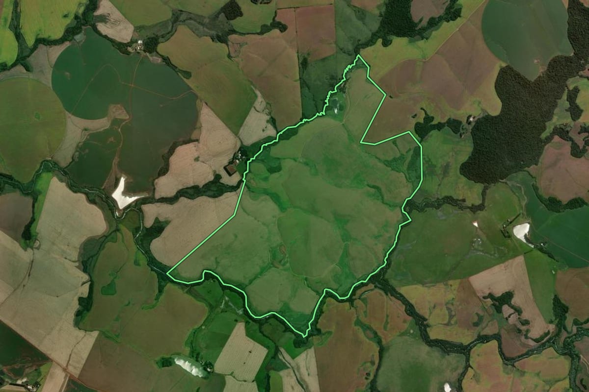 Imagem de satélite do imóvel rural em Jóia (RS), com o contorno declarado no CAR desenhado por cima.