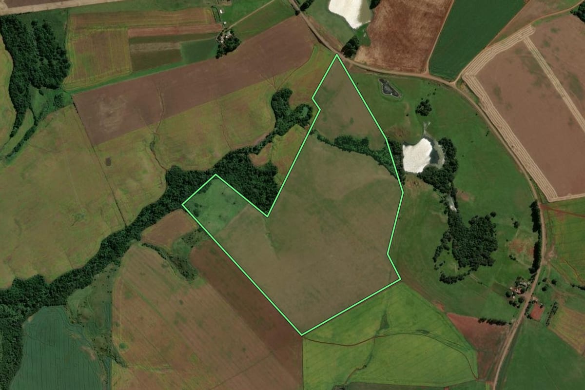 Imagem de satélite do imóvel rural em Jóia (RS), com o contorno declarado no CAR desenhado por cima.