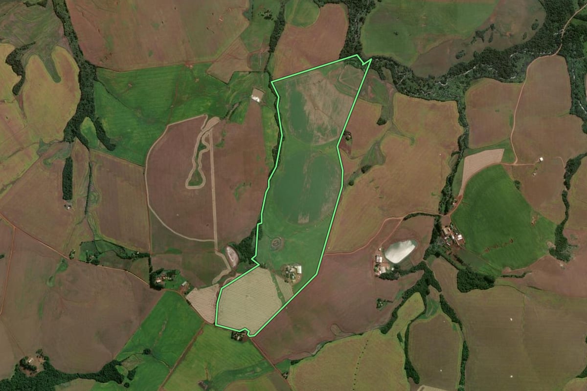 Imagem de satélite do imóvel rural em Jóia (RS), com o contorno declarado no CAR desenhado por cima.