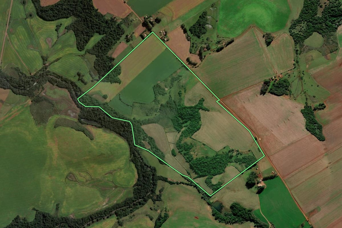 Imagem de satélite do imóvel rural em Jóia (RS), com o contorno declarado no CAR desenhado por cima.